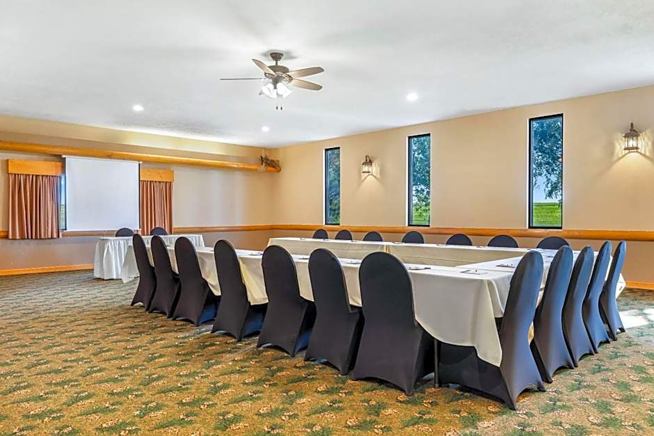 AmericInn by Wyndham Chamberlain - Conference Center