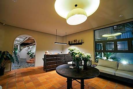 MOONLIGHT HOMESTAY & HOTEL