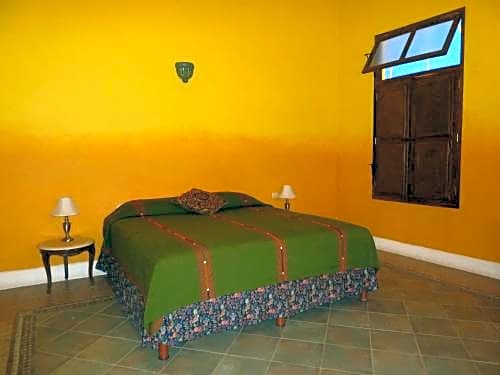 Hotel Medio Mundo