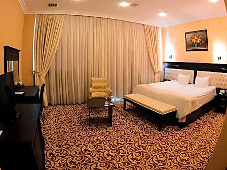 Single Deluxe Double Bed