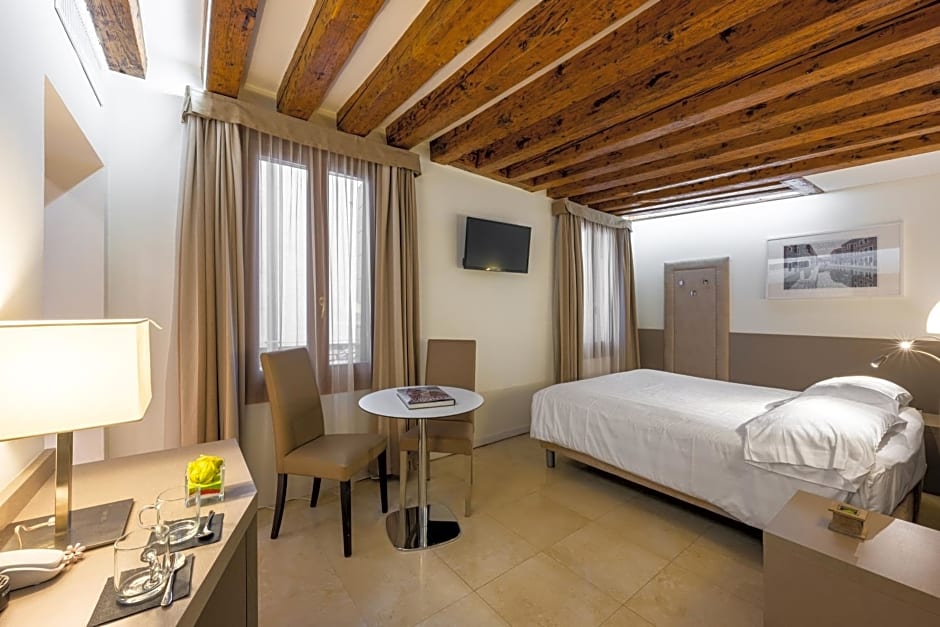 Leone Hotel