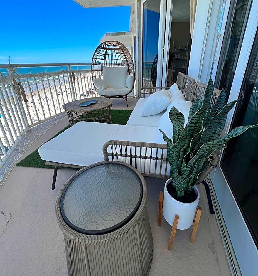 Beach Oasis 704 Lovely Daytona ocean front for 5 sleeps up to 12