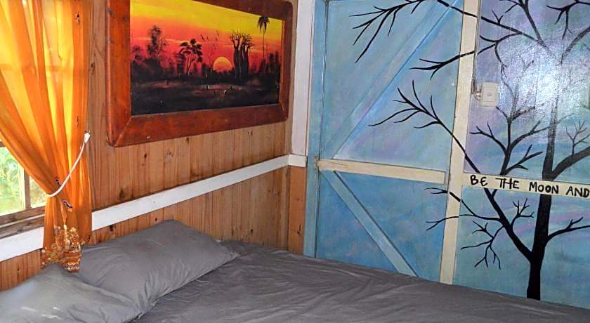 Mantis and Moon Backpackers and Surf Hostel