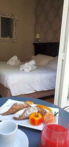 Smart Hotel Gallery House