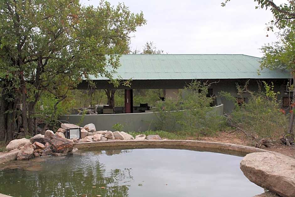 Tingala Lodge - Bed in the Bush