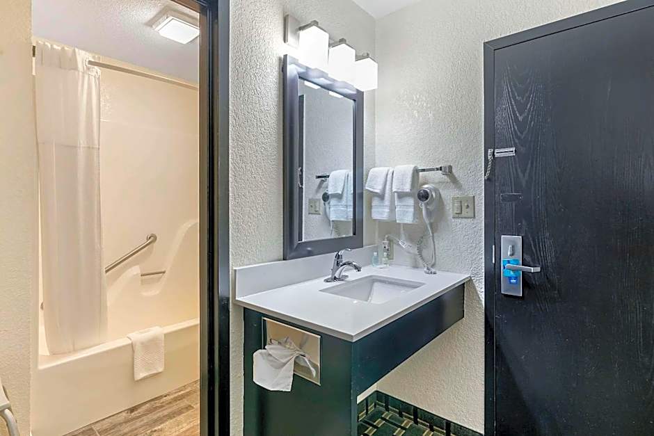 Clarion Pointe Jasper