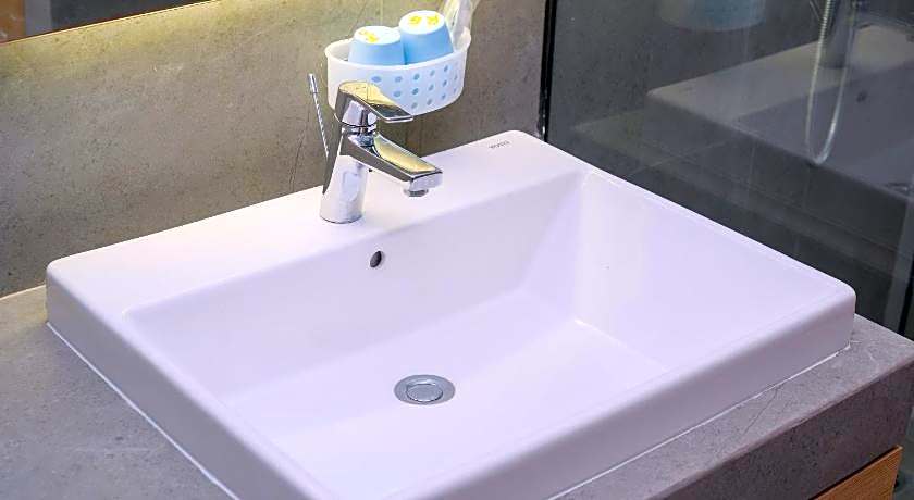 Sans Hotel RG Living Jogja by RedDoorz