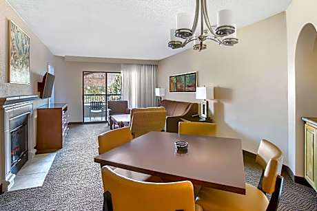 1 BEDROOM 1 KING SUITE ACCESSIBLE TUB
