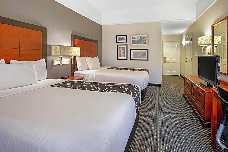 La Quinta Inn & Suites by Wyndham DFW Airport South/Irving