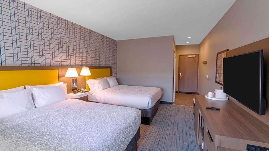 Hampton Inn By Hilton Riverside Downtown