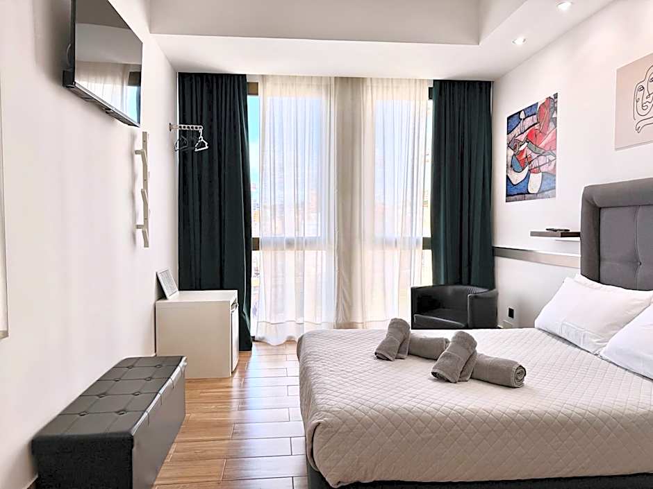 Ilustre - City-View Rooms with AC in Málaga's Old Town - Steps from Calle Larios and the Thyssen