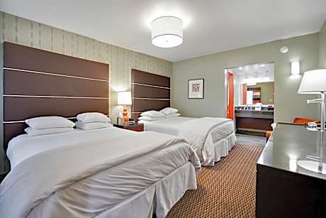 Deluxe Double Queen Room