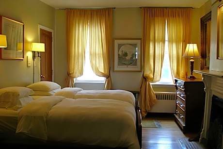 Twin (two single sized beds)