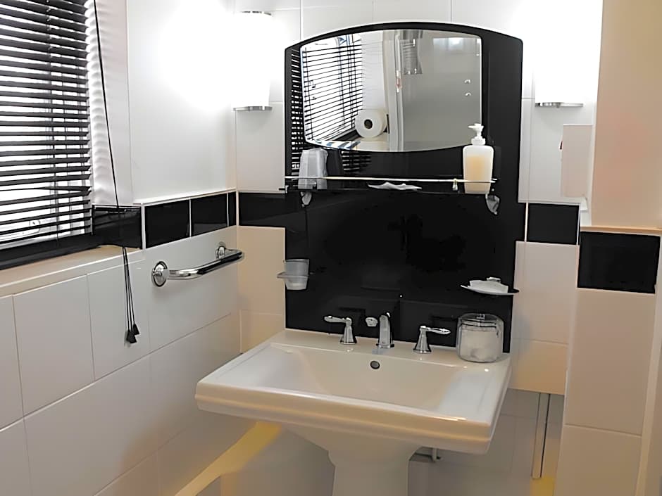 LG Thai Derm Spa & Guesthouse                                                   