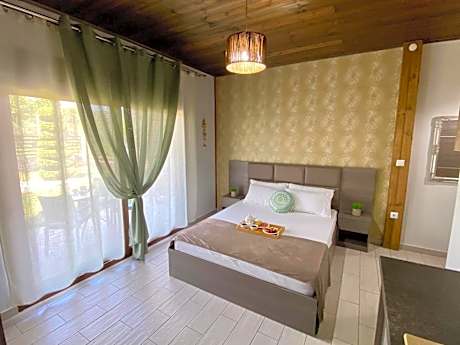 Deluxe Double Room (2 Adults + 1 Child)