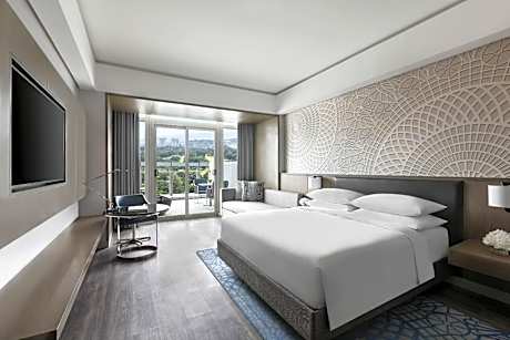 Deluxe King Room with Balcony