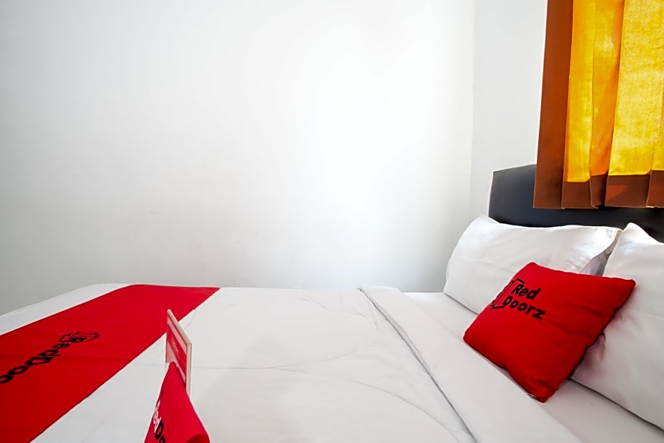 RedDoorz Plus near Galaxy Mall
