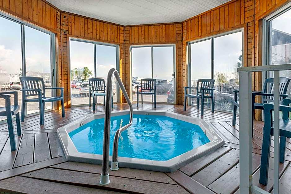 Ramada by Wyndham Mackinaw City Waterfront