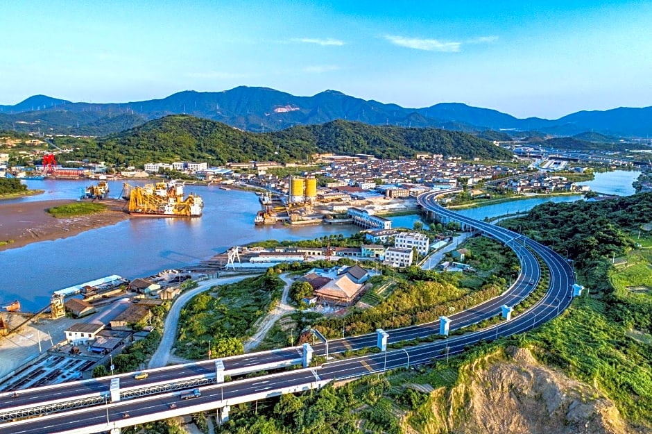 HUALUXE Ningbo Harbor City By IHG