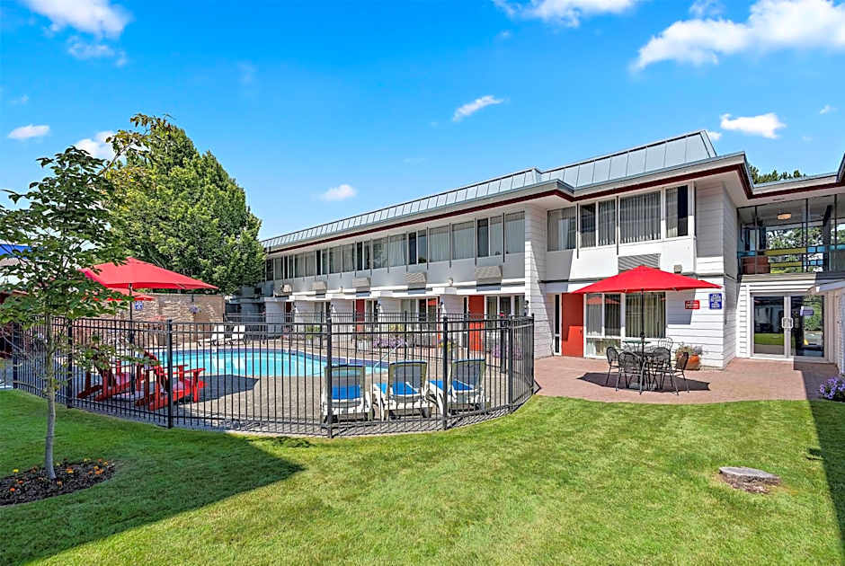 Days Inn by Wyndham Victoria Airport Sidney