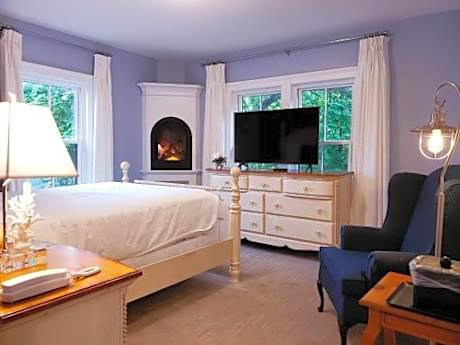Deluxe Queen Suite