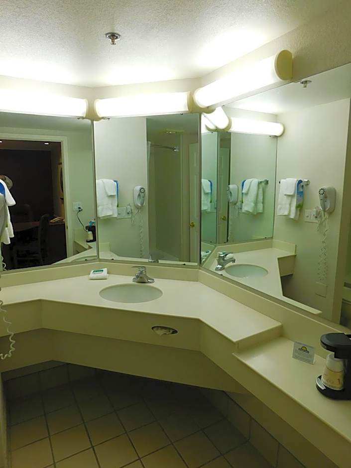 Days Inn & Suites by Wyndham Arlington Heights