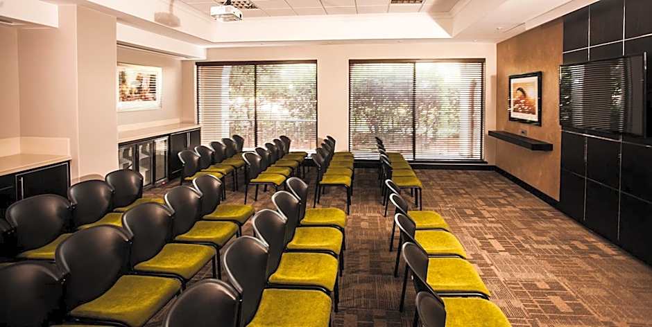 Garden Court Or Tambo International Airport