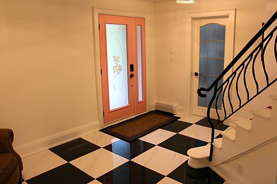 4 Guest Suite with Waterfront Views at Fancie's PEC - Suite 2