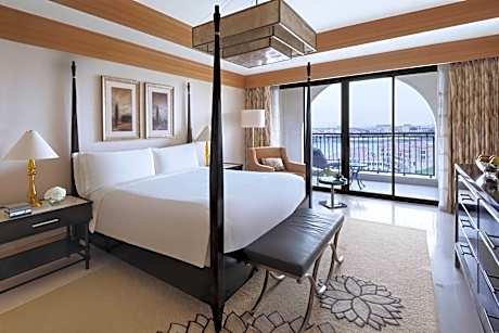 Ritz-Carlton Suite, Club lounge access, 1 Bedroom Larger Suite, 1 King, Main Building, Balcony