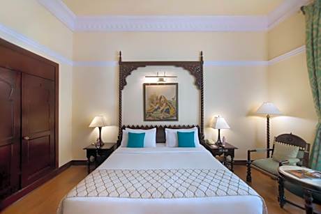 Deluxe Room Pool View King  Bed