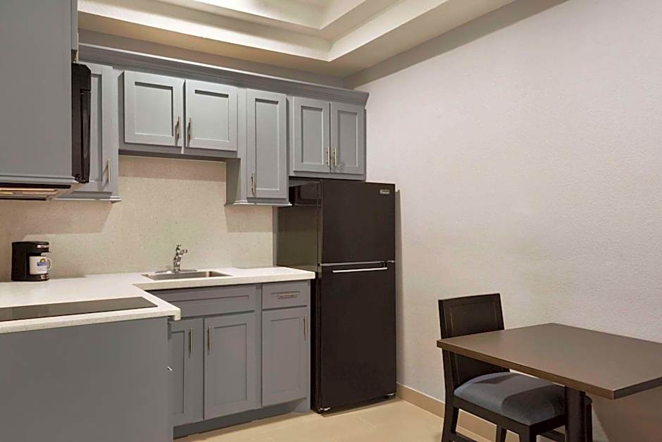 Days Inn & Suites by Wyndham Houston Hobby Airport