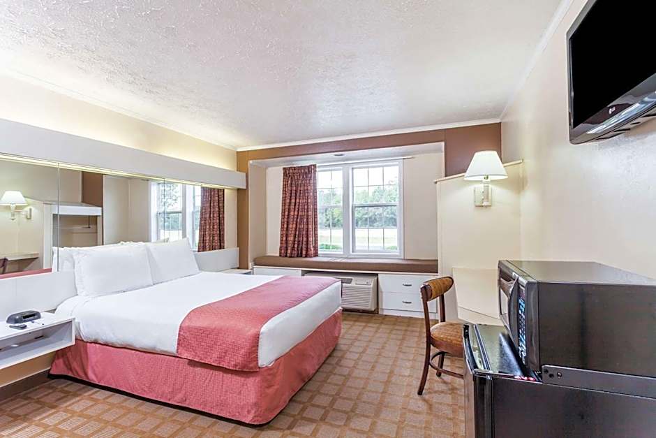 Photo 1 of 5 of 1 Queen Bed, Accessible