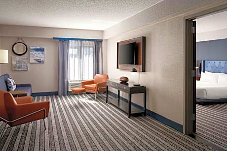 King Room with Transfer Shower - Mobility and Hearing Accessible