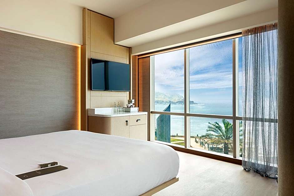 Photo 1 of 10 of Contemporary 1 King Bed Guestroom, Ocean front