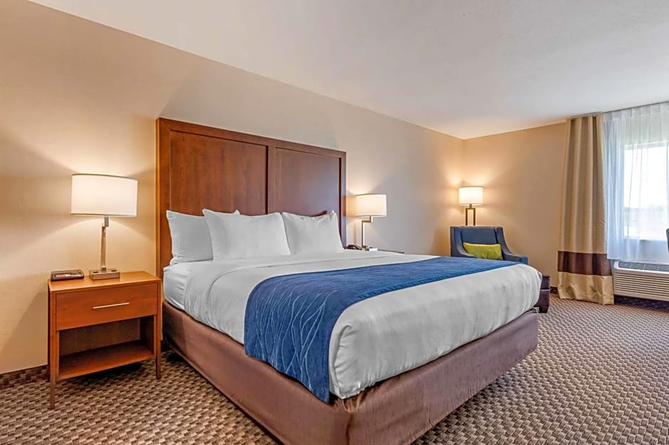 Comfort Inn & Suites near Route 66 Award Winning Gold Hotel 2021