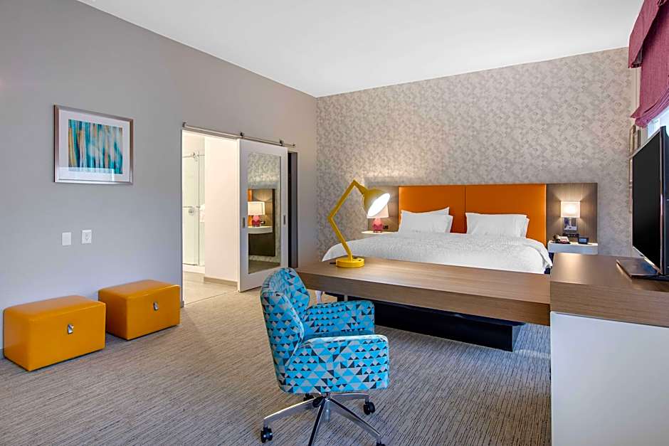 Larger Studio 1 King Bed — 7 fotoğraftan 1. fotoğraf