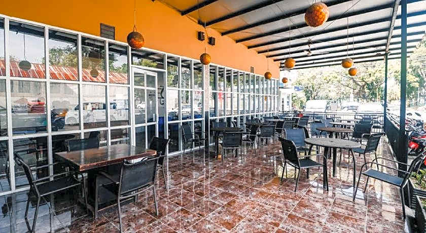 RedDoorz Plus near Sultan Hasanuddin Airport