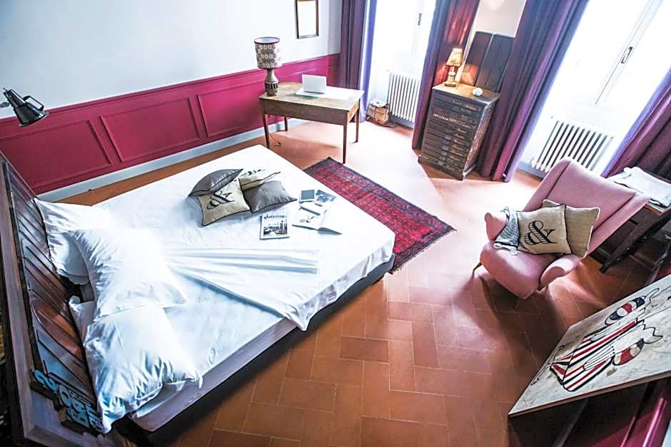 Soprarno Suites