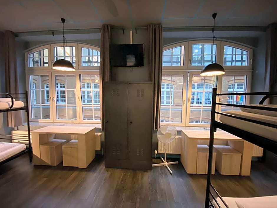 Singer109 Hotel & Hostel