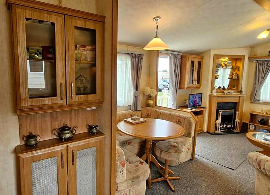 MOLLIES DEN 2 8 Berth 3 Bedrooms The Grange Holiday Park INGOLDMELLS