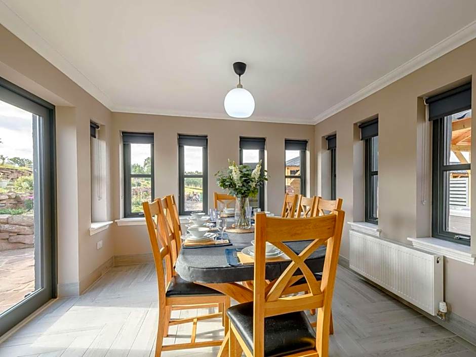 Westertonhill Lodges - Private Hot Tub Hire Available