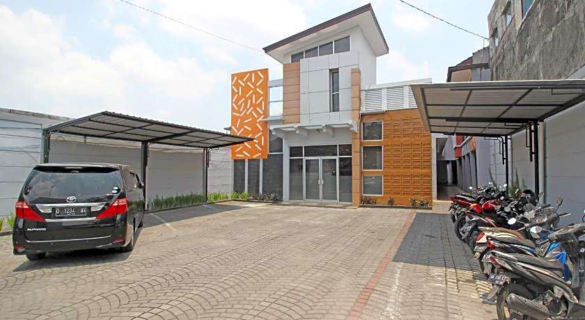 RedDoorz near Hartono Mall 3