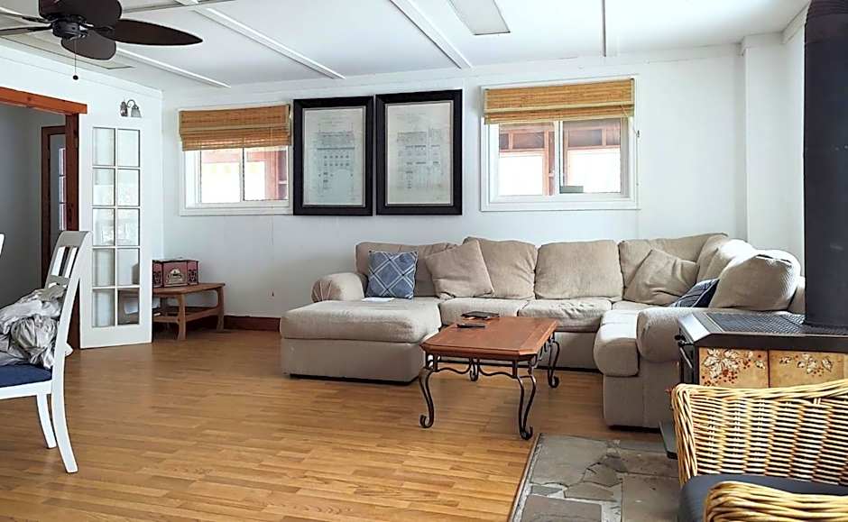 Lakehouse chalet on Sky Lake Ontario 5 bedrooms