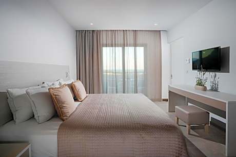 Family Room with Garden View