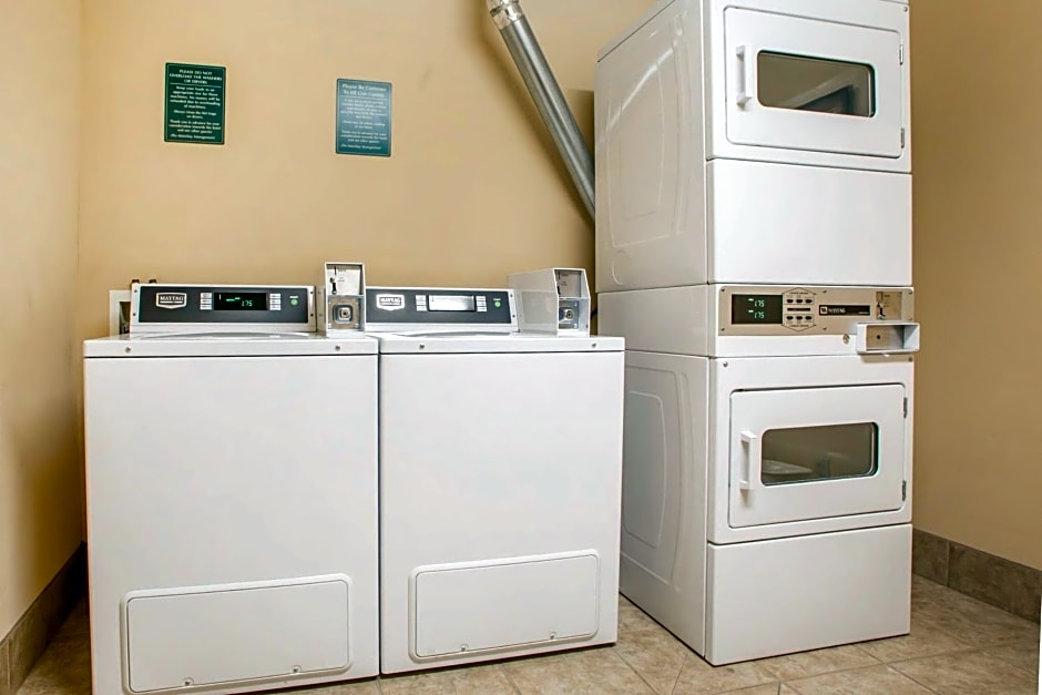 Hawthorn Extended Stay by Wyndham Milwaukee Airport