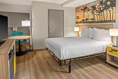 Queen Room with Mobility/Hearing Access - Non-Smoking