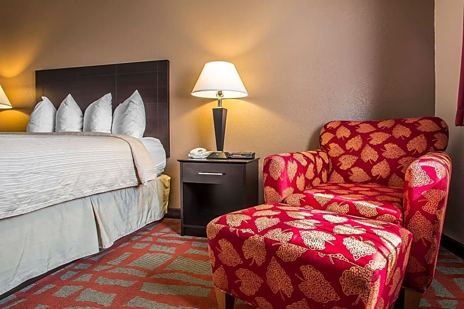 Photo 1 of 5 of 1 Queen Bed, Nonsmoking
