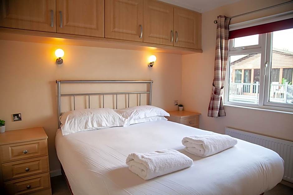 Saffron Lodge With Hot Tub