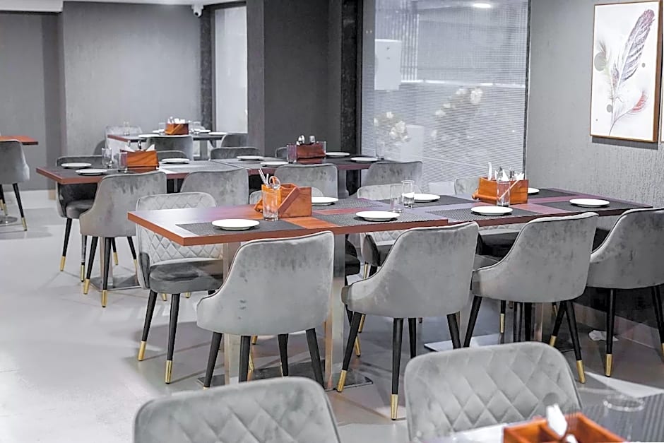 Saltstayz Select - Golf Course Road & Sector 57