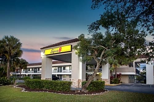 Super 8 by Wyndham Naples